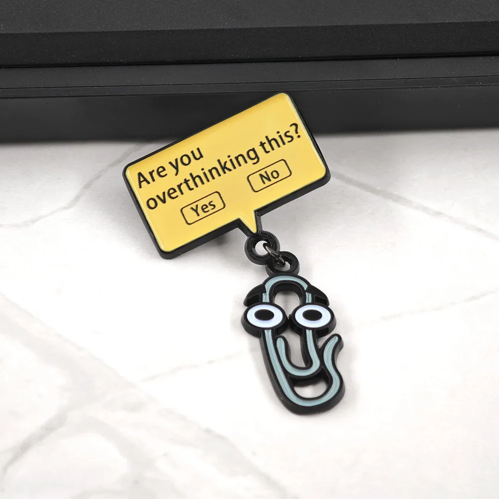 Lustiger Clippy Emaille-Pin Cartoon Büroklammer Metallbrosche Overthinking Meme Anstecknadel Niedliches Schmuckgeschenk für Freunde und Kollegen – Detail 7