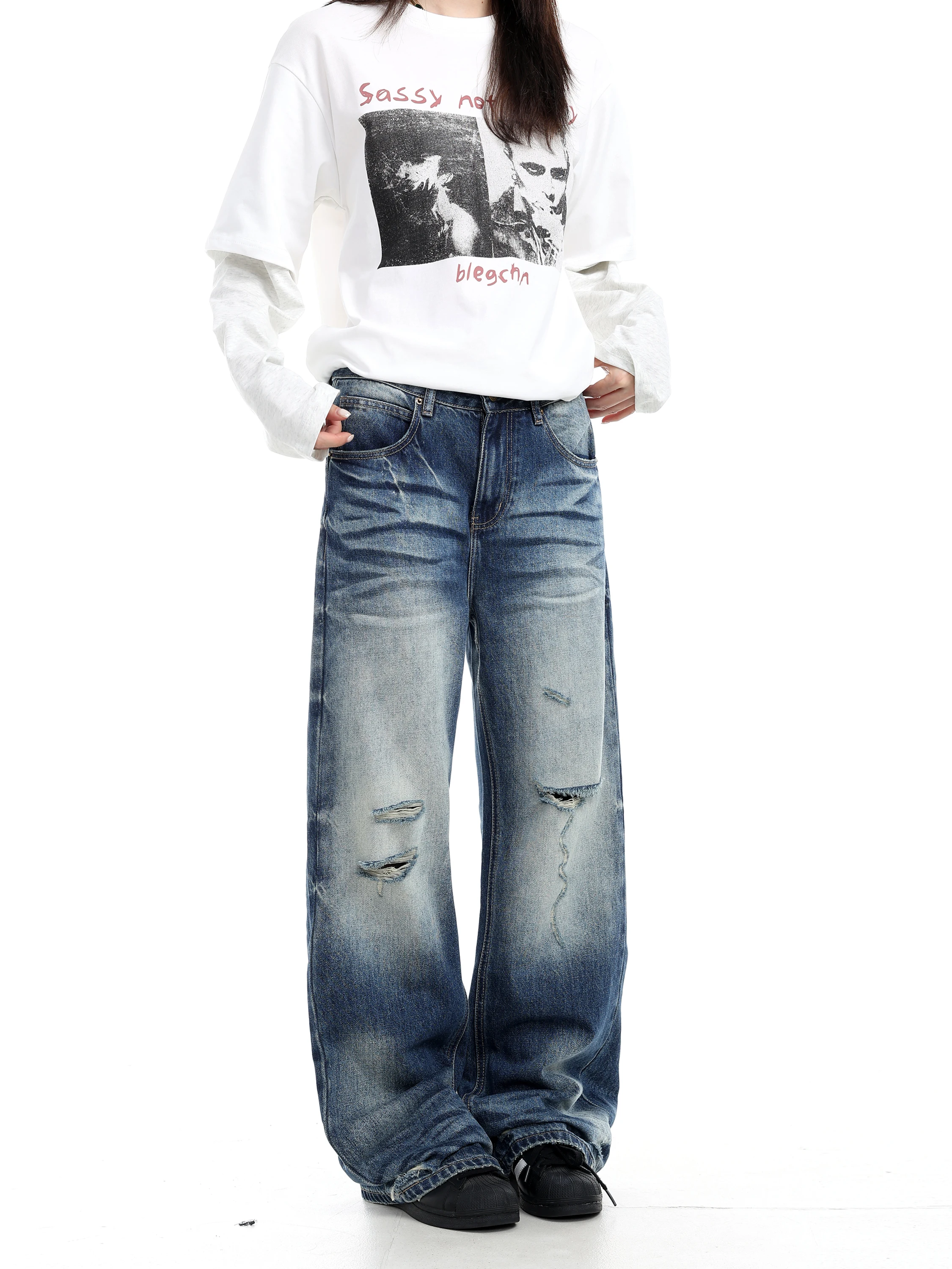 Calça Jeans Micro Flare com Design Retrô Americano de Gato, Rasgos e Efeito Desgastado, Unissex, Corte Reto Solto e Perna Lar...