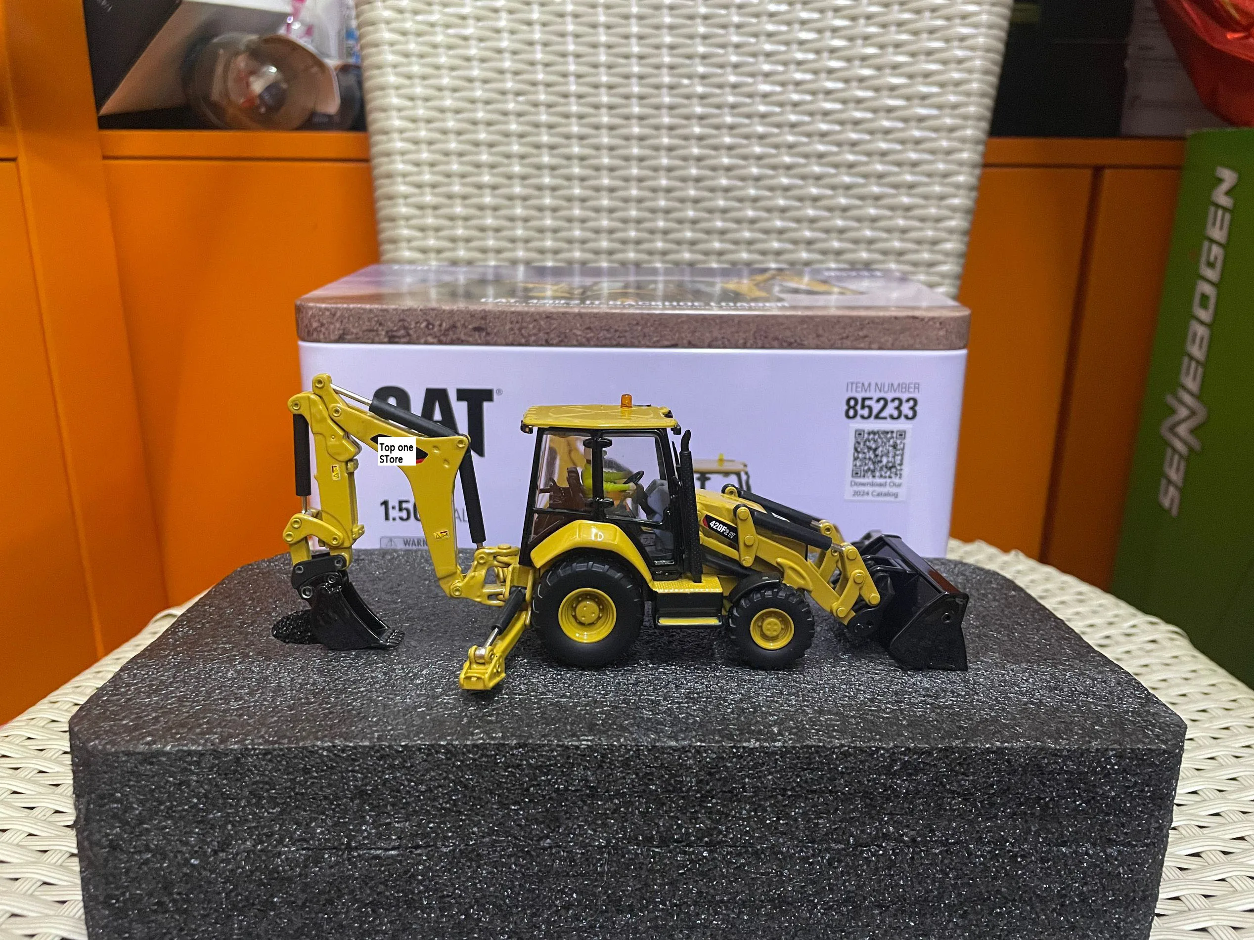 

DM 420F2 IT Backhoe Loader 1/50 Scale DieCast Masters 85233 Gift Collection Toy Model New in Box