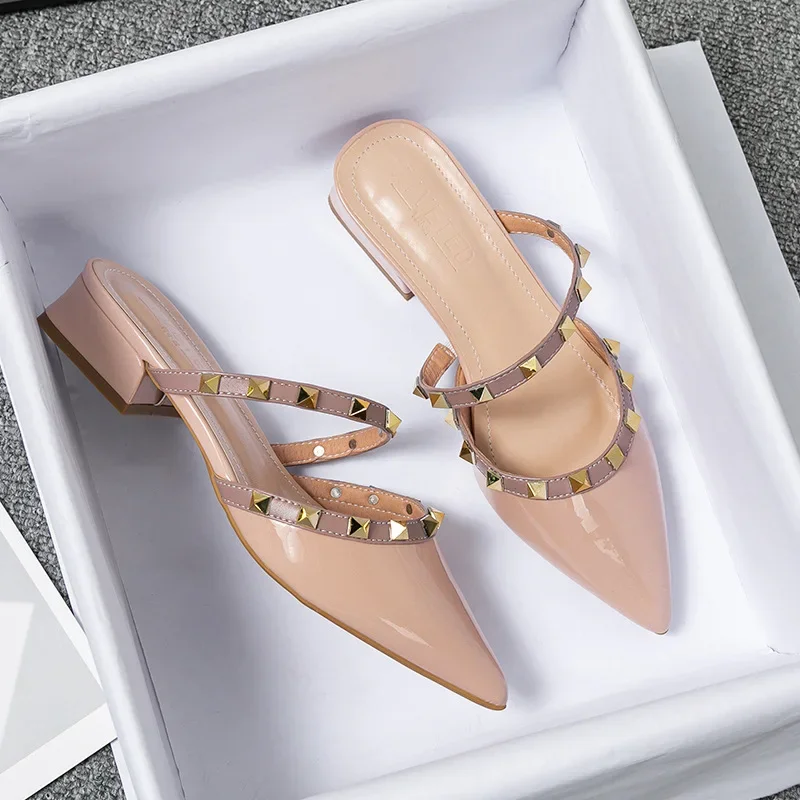 Chinelo Feminino de Verão 2026 com Bico Fino, Estilo Mule, Design com Rebites, Couro Envernizado, Tendência da Moda, Tamanhos Grandes 35-43