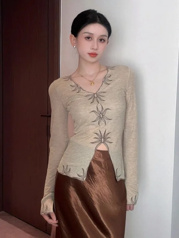 

Женская удлиненная футболка больших размеров с V-образным вырезом, облегающая, базовая, осенняя, повседневная, с цветочным узором