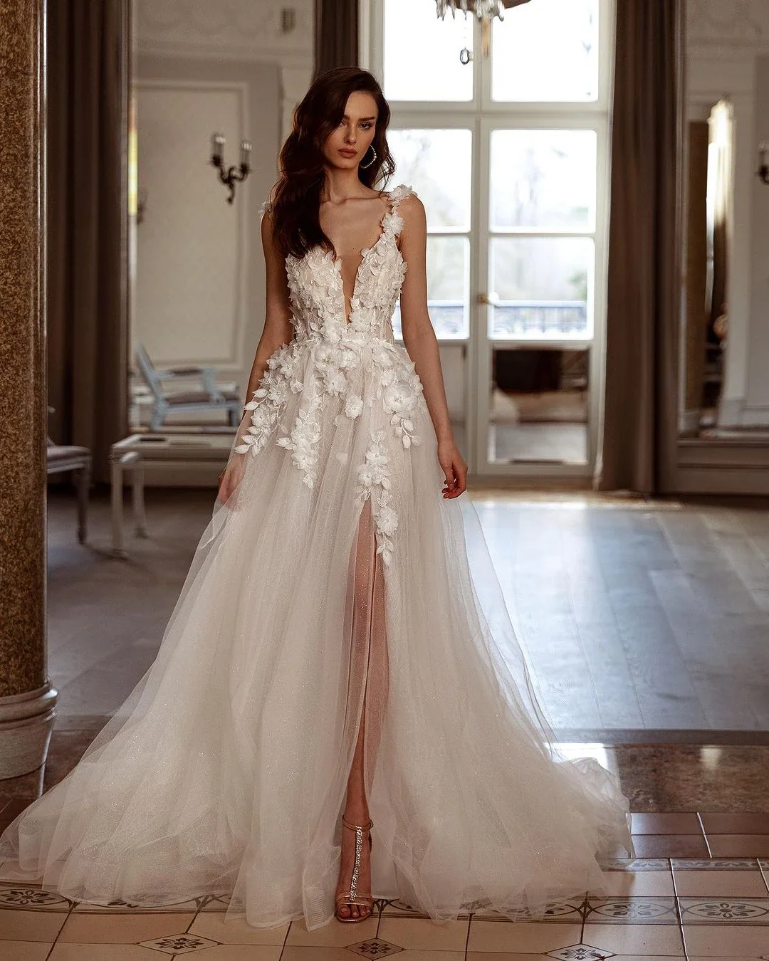 Elegant V-neck Decal Wedding Dress Sleeveless High slit Open Back Bridal Dress Sweeping Train Bead Robe Customization