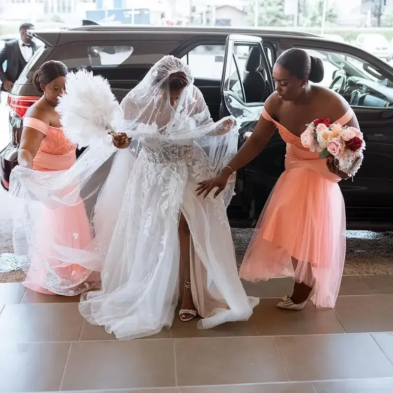 Suknie ślubne z aplikacjami z koronki na zamówienie, linia A, suknie ślubne z aplikacjami, odkryte ramiona, gorsetowy tył, rozcięcie z przodu, suknia ślubna dla panny młodej.