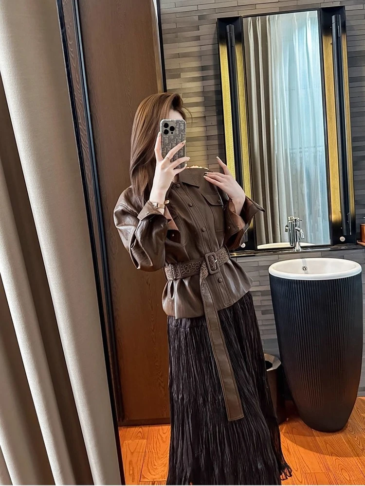 Stylowa kurtka skórzana z kołnierzem, damska, jesień 2025, modna, do pracy, ekskluzywna, brązowa kurtka skórzana z paskiem.