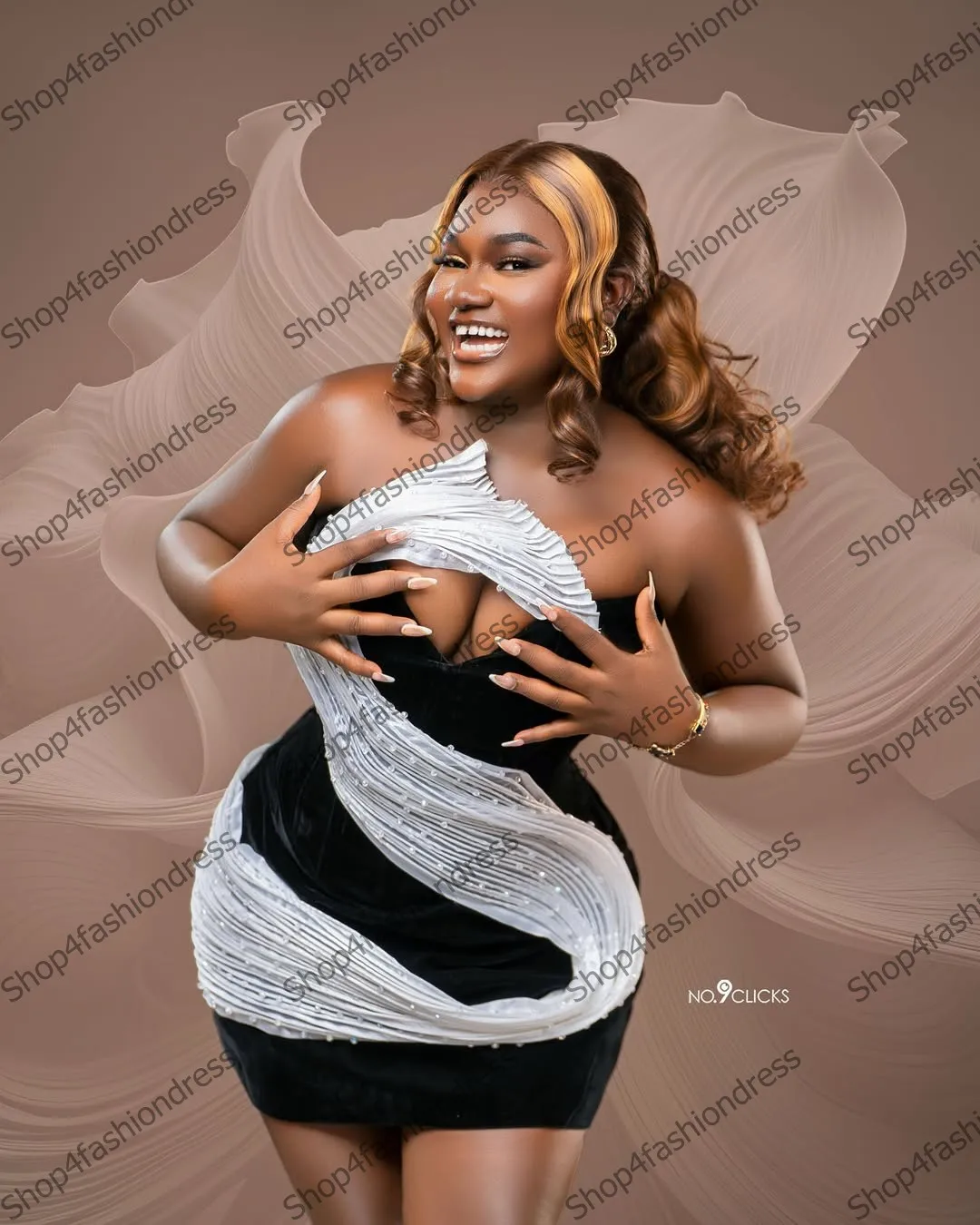 ชุดเดรสค็อกเทลกำมะหยี่สีดำที่ไม่ซ้ำใครพร้อมสายสะพายลูกปัดสีเงินเก๋ระบายระบายตาข่ายชุดงานที่เป็นทางการชุดโอกาสพิเศษ