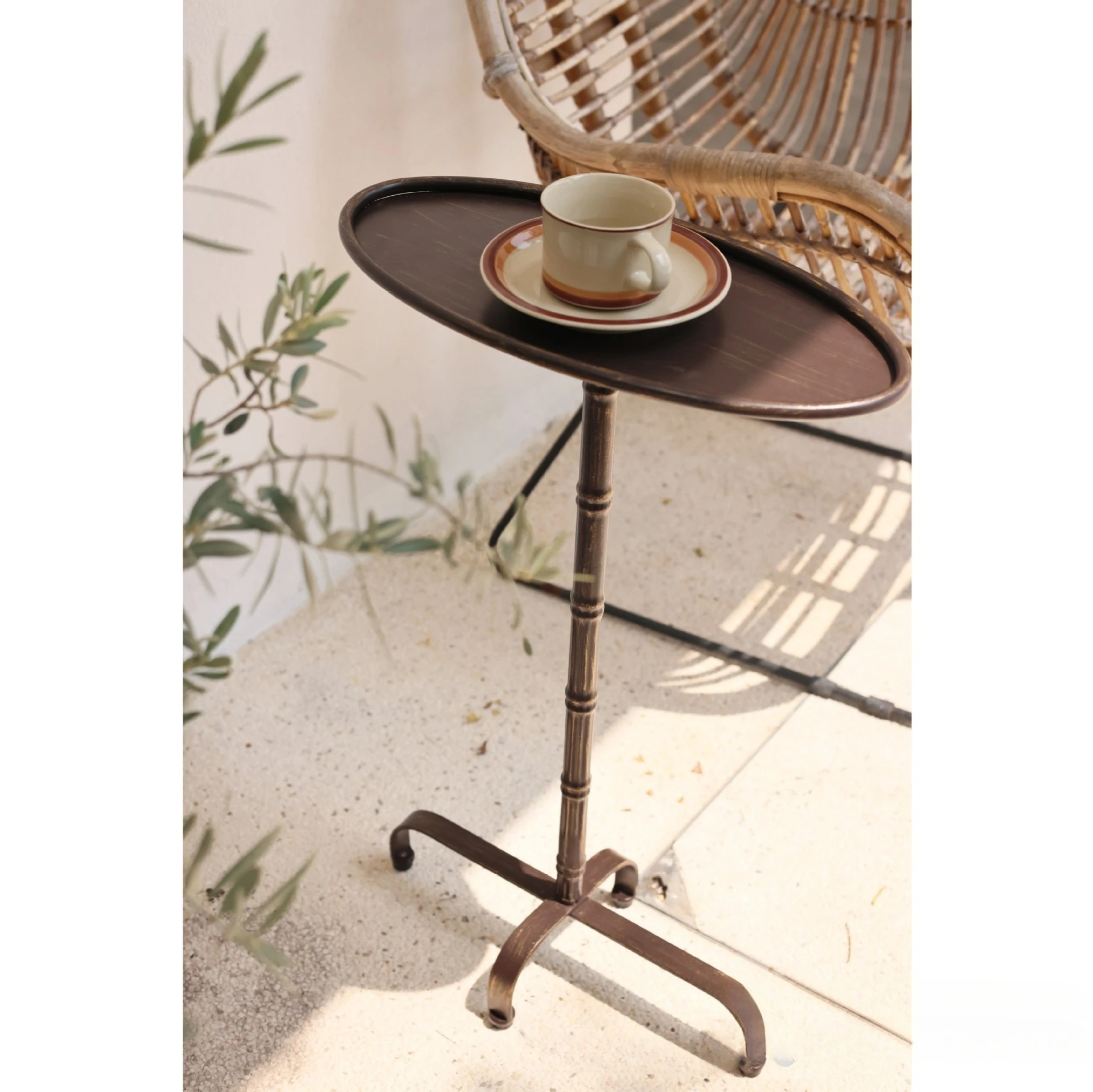 

A few corners of the house, a few medieval retro metal design art, oval, narrow space, suitable for small and small