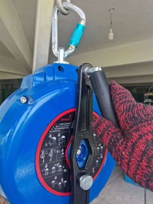 

Retractable Type Fall Arrester with Integral-rescue Facility