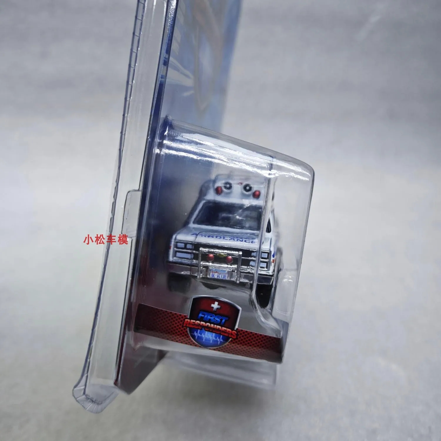 

1:64 1991 Suburban ambulance High Simulation Diecast Car Metal Alloy Model Car kids toys collection gifts