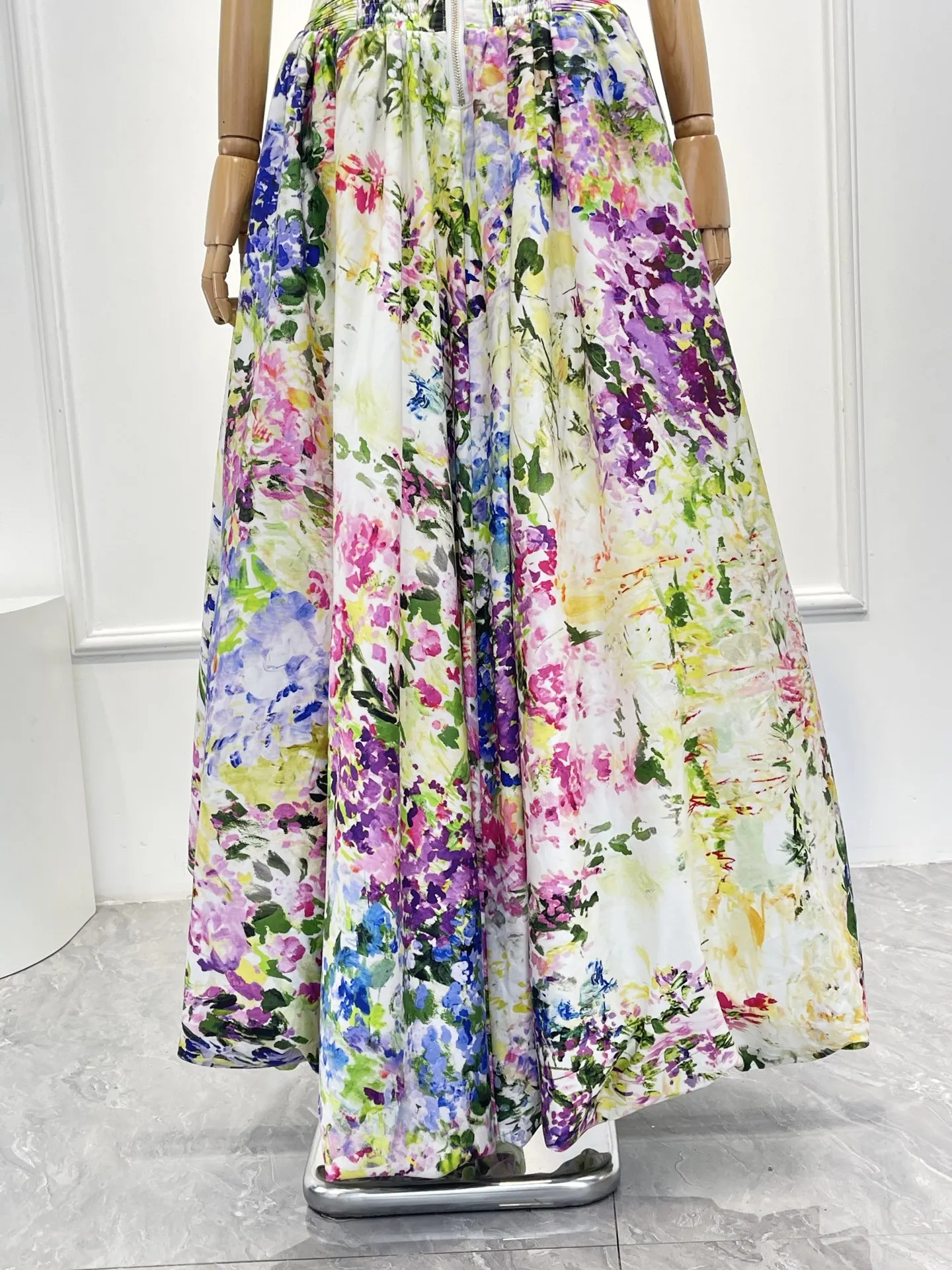 グリーンの花柄プリーツフラワーバッドスリーブレスチューブミディドレス2025新作