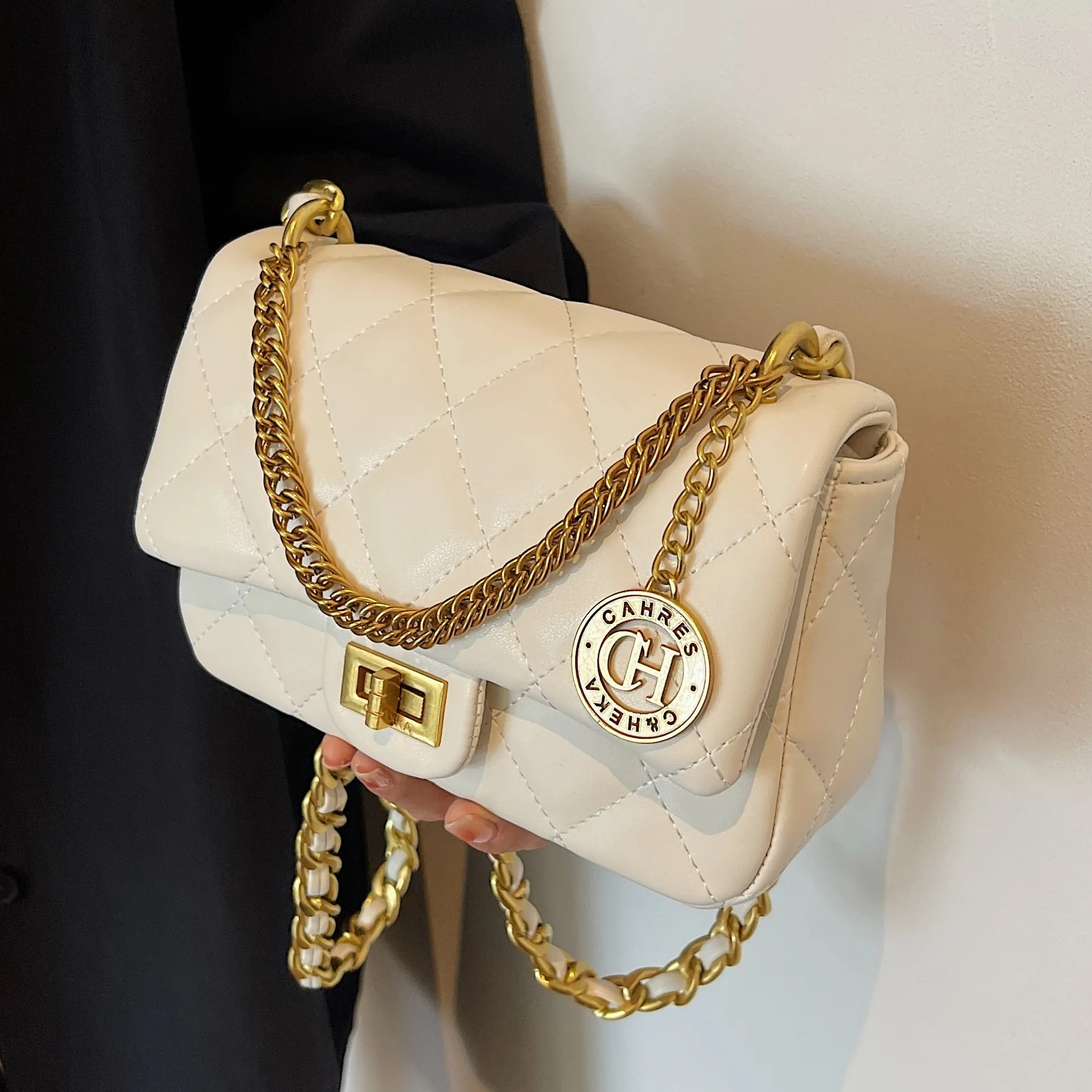 

Лето 2025 года, стеганая квадратная сумка с вышивкой для женщин, регулируемый ремень через плечо, нишевая дизайнерская сумка на плечо, сумка «день-ночь»