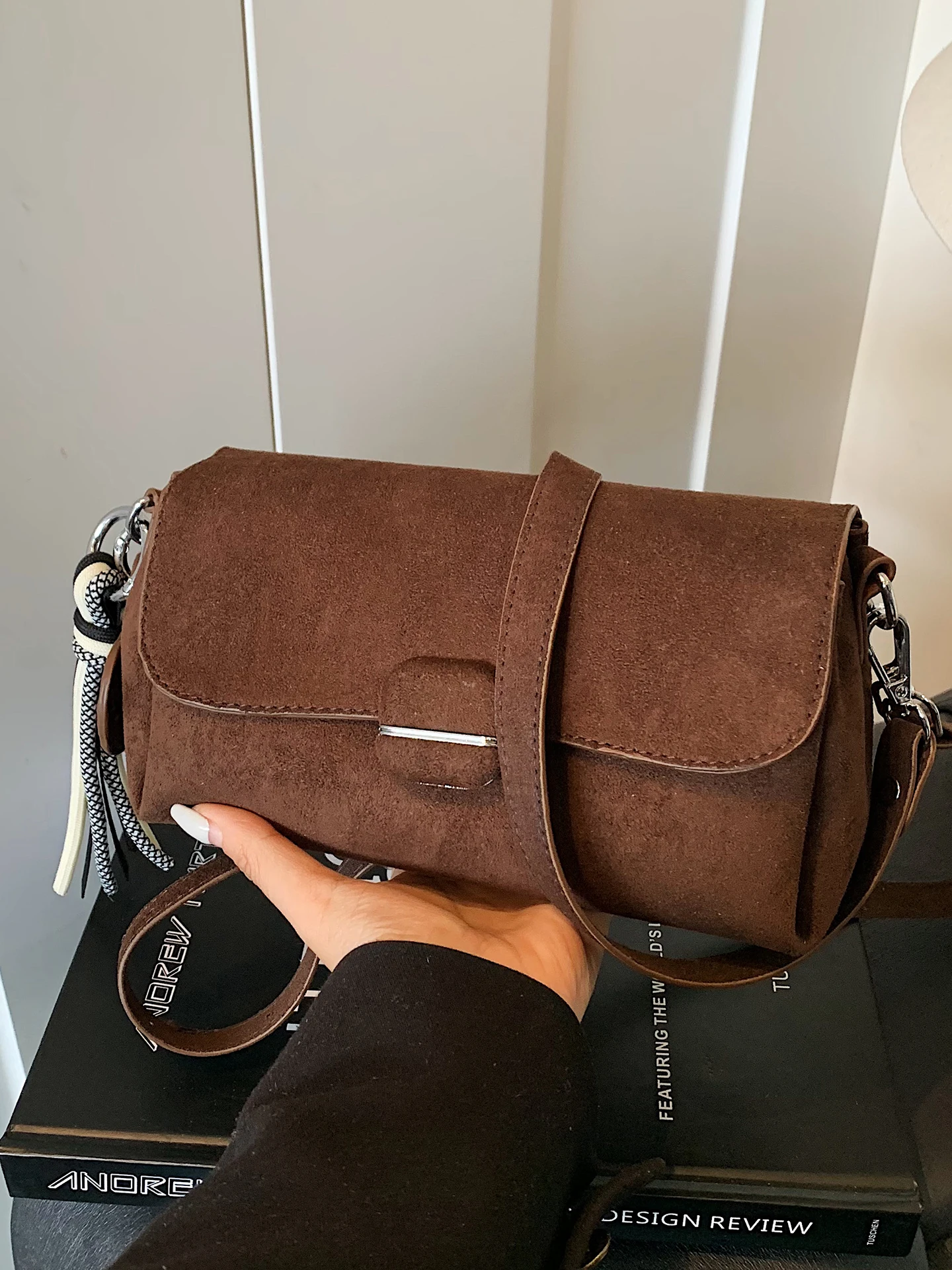 

Сумка из искусственной замши с клапаном, женская осенне-зимняя новинка, корейский стиль, элитные сумки через плечо, однотонная сумка на одно плечо с магнитной кнопкой