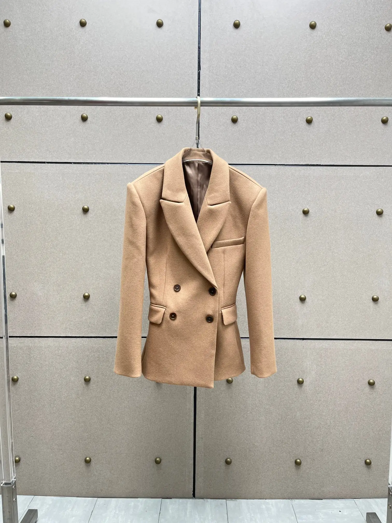 Elegante ed elegante blazer doppiopetto con spalle imbottite, una giacca da donna slim fit a vita alta realizzata in misto lana