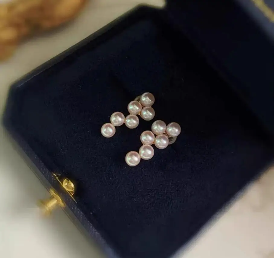 

Очаровательная пара идеальных круглых серег с белым жемчугом Южного моря диаметром 3-4 мм, 925-е годы