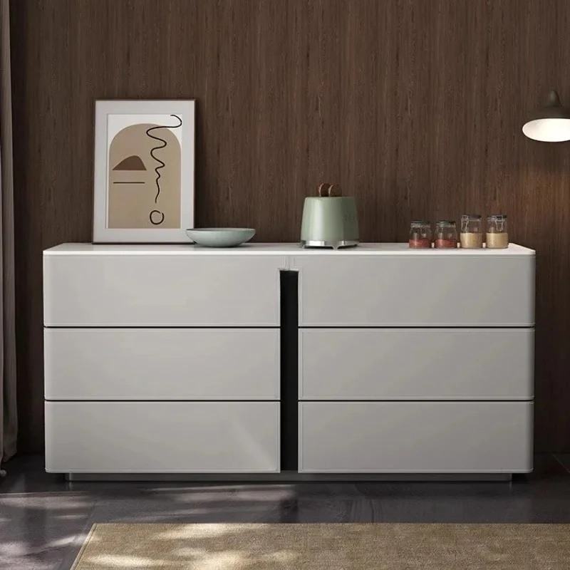 

Маленькие и большие квартиры, простая гостиная, встроенный боковой шкаф у стены.