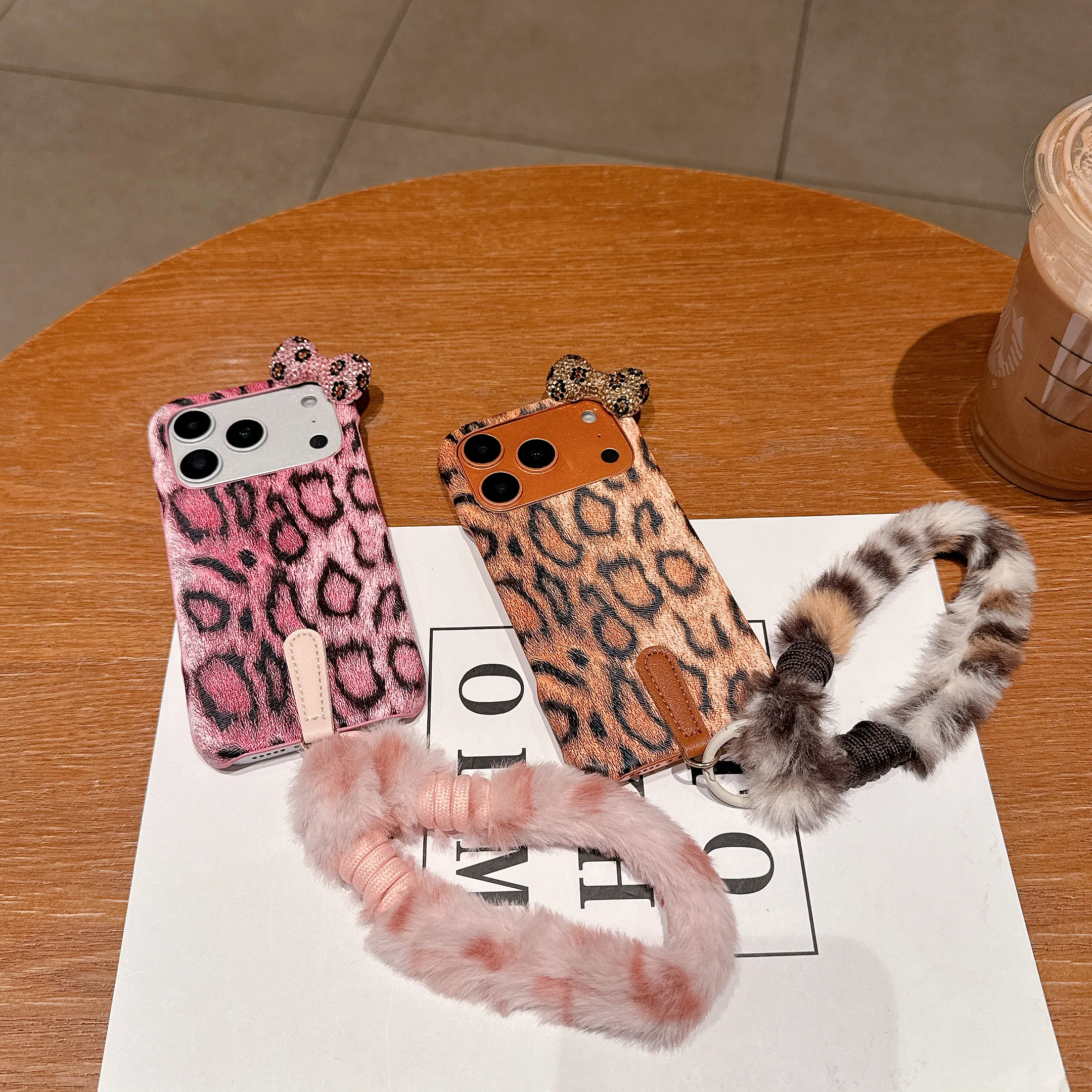 حافظة هاتف جديدة بفيونكة الفهد لعام 2025 مع حزام ليوبارد من القطيفة - غطاء من البولي يوريثان الناعم المقاوم للصدمات لهاتف iPhone 17 PRO/PROMAX #3