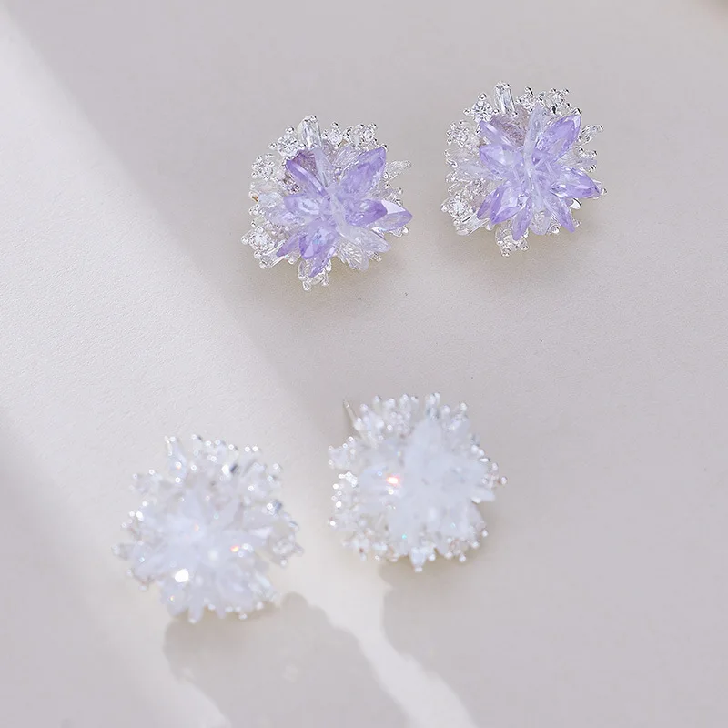 Серьги-гвоздики со свежим фиолетовым кристаллом и трехмерным цветком - простые, универсальные, изысканные и высококачественные серьги.