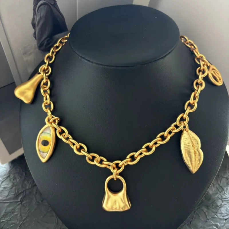 

Новая тенденция – это модно, ретро, индивидуально и элегантно. Тот же серия браслетов, как тех на взлетно-посадочной полосе