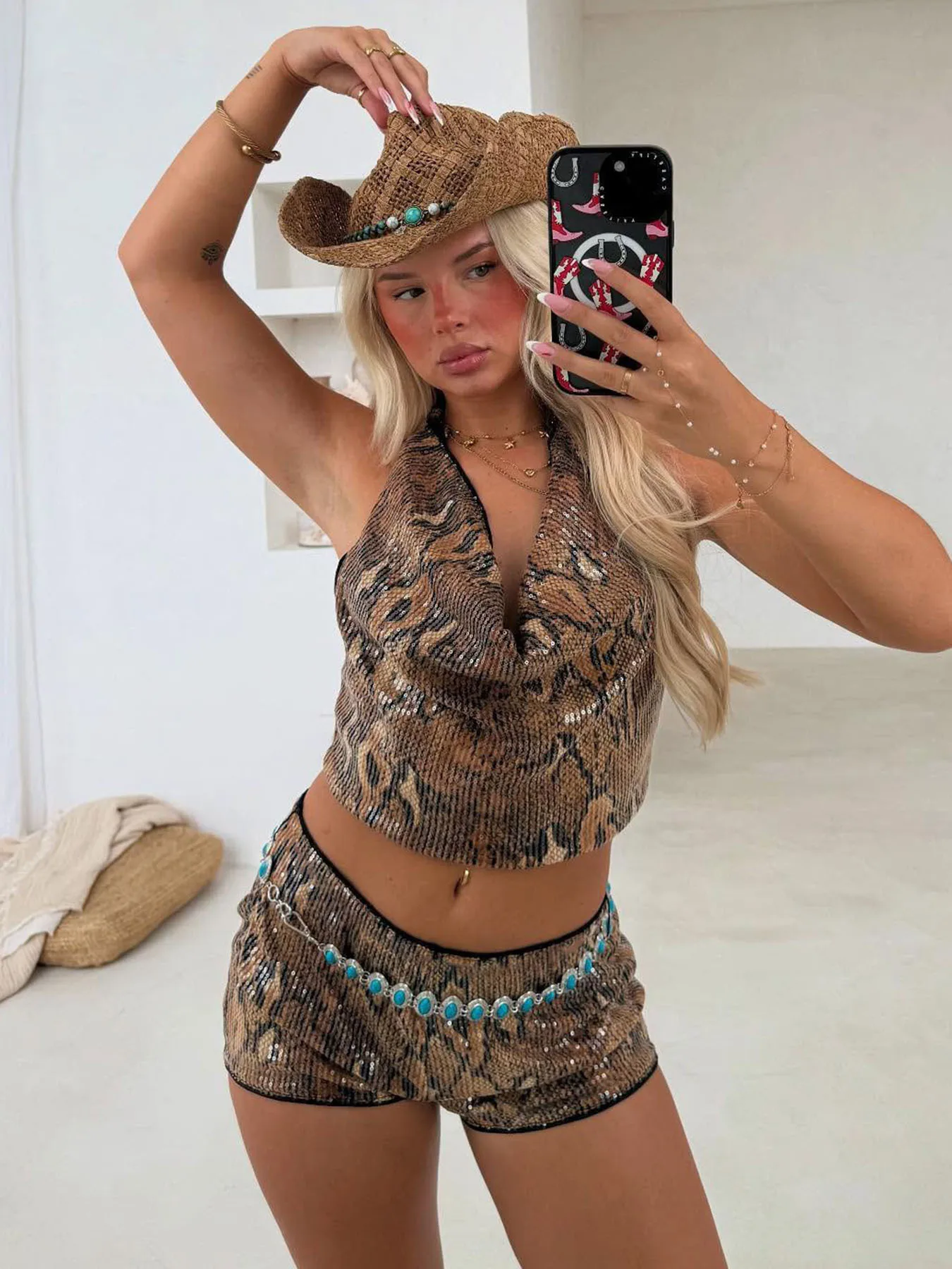 Conjunto de 2 piezas con estampado serpentina para mujer, top corto halter con cuello en V profundo y espalda descubierta y shorts de talle bajo, ropa sexy de verano de 2 piezas