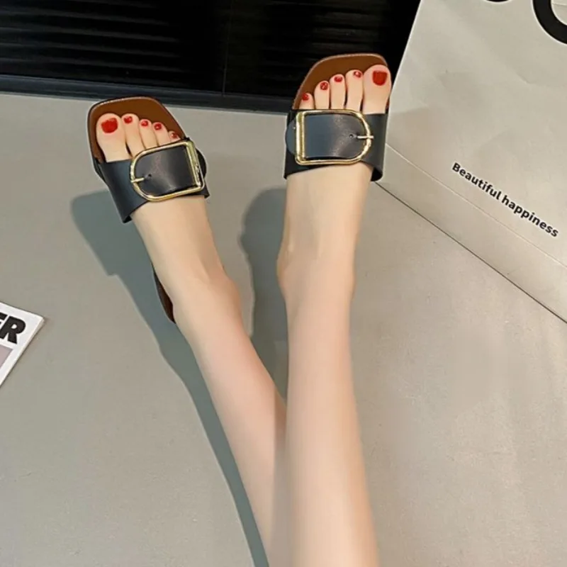 

Модные пляжные сандалии для женщин на плоской подошве, нескользящие, для улицы, в эфирном стиле, с одним ремешком, шлепанцы, лето 2026, корейский стиль