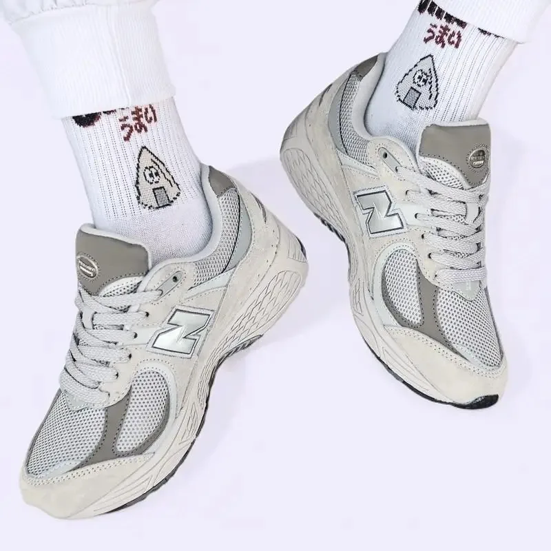 

New fashion running shoes 2002R-Outdoor skateboard shoes Classic men's shoes Women's shoes casual couple shoes