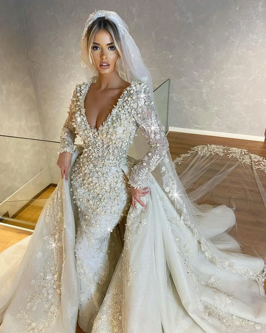 Exquisite White Wedding Dress Pearls Appliques Bridal Gowns Custom Made V Neck Long Sleeve Detachable Train Vestido de novia