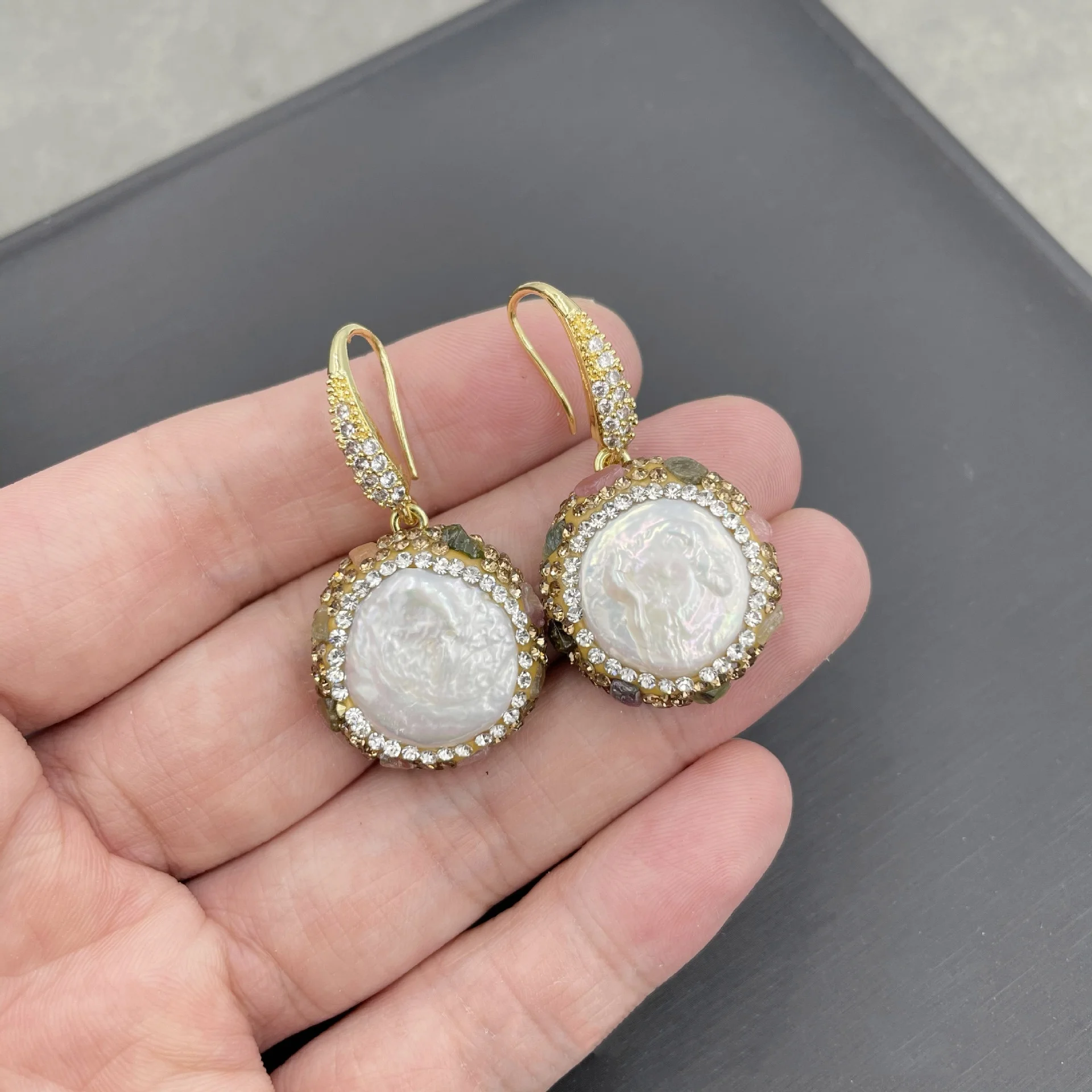 MVE085  Natural Freshwater Pearl Round Shape Earrings Hand Inlaid Rhinestones Exquisite Fashion Personalized High End Jewelry