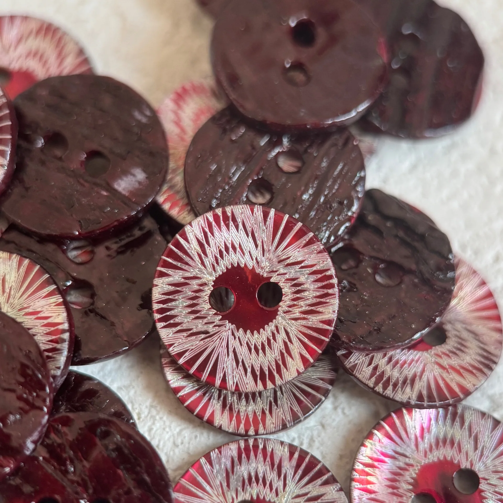 20Pcs/lot 15mm Natural Shell Button Red Laser Square Wreath Pattern Sweater Coat Shirt Journaling Button D119