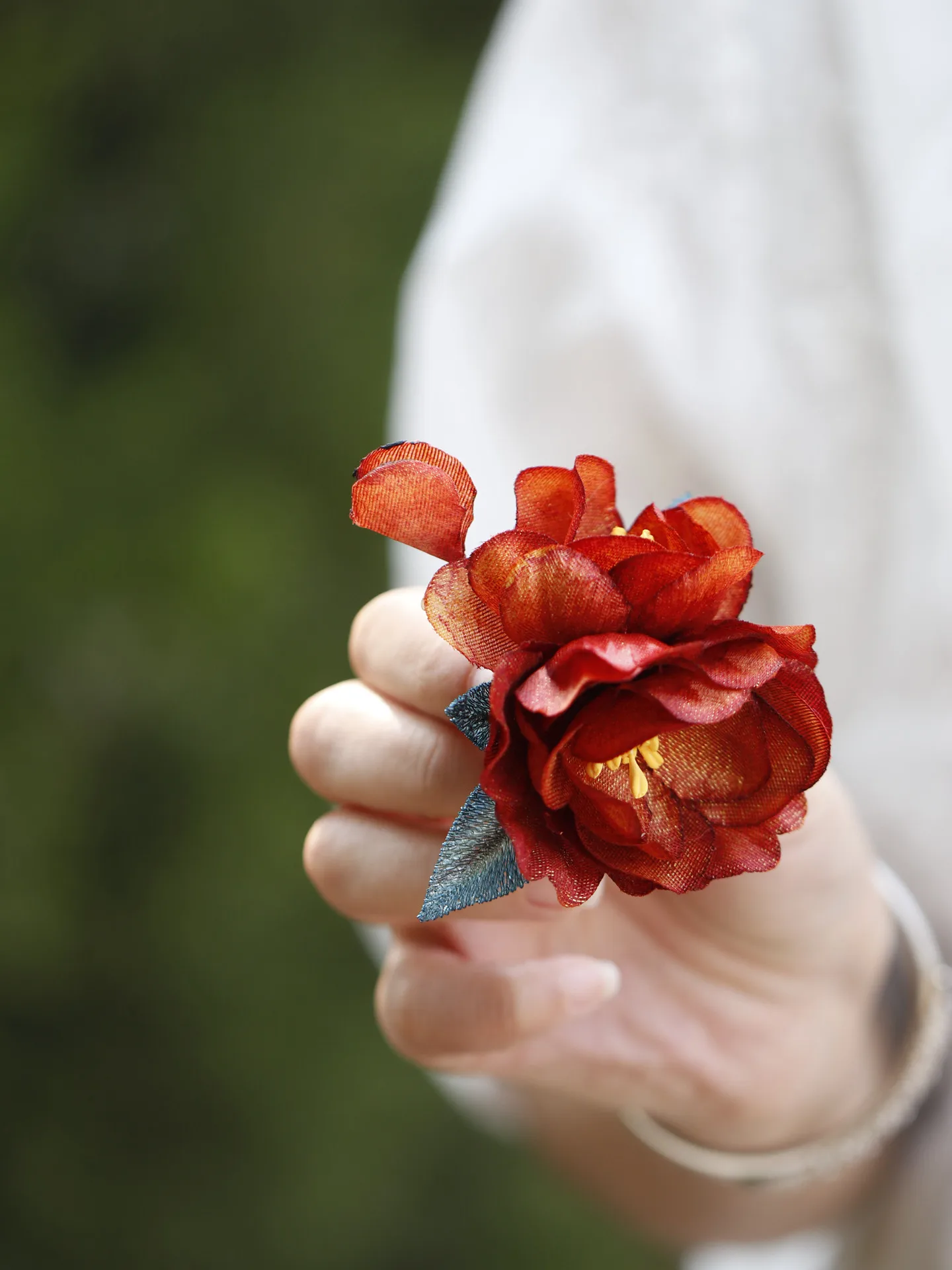 Chinese Style Pearl Orange Red Silk Flower Brooch Magnetic Buckle No Fabric Damage For Wedding Engagement Hanfu Qipao Corsage