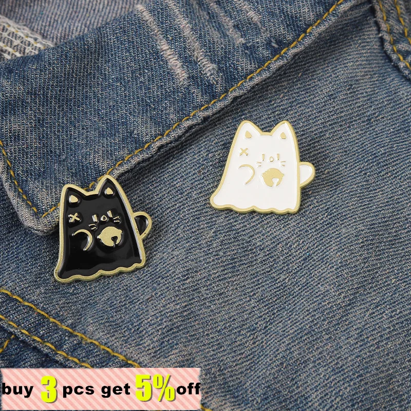 الكرتون القط المينا دبابيس لطيف أسود أبيض الحيوان شارات هالوين شبح مجوهرات التلبيب الملابس حقيبة قبعة الظهر هدايا للأصدقاء