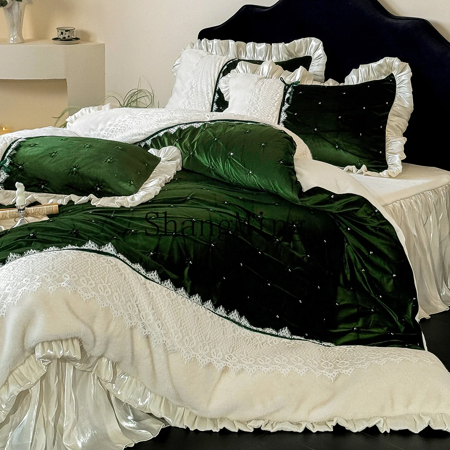 CLL Winter Vintage Flower Milk Fleece Four-piece Lace Embroidered Lace Quilt Cover