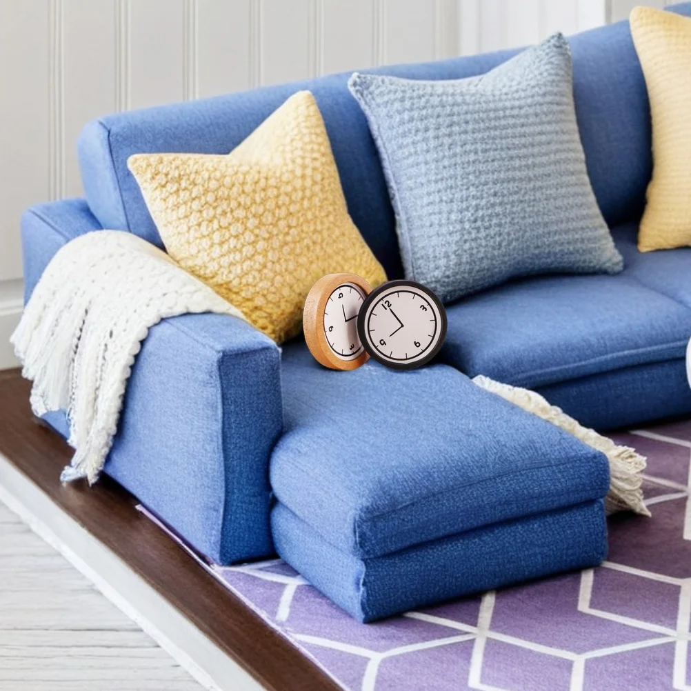 นาฬิกาแขวนผนังขนาด 1:12 จำนวน 2 ชิ้น ของตกแต่งบ้านตุ๊กตา ทำจากไม้ ให้พื้นผิวธรรมชาติ สำหรับการออกแบบตกแต่งภายในที่สมจริง อุปกรณ์ตกแต่งบ้านขนาดจิ๋ว