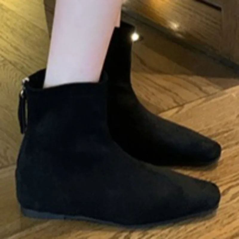 

Ботильоны с квадратным носком и застежкой-молнией сзади для комфорта. Доступны в трех цветах. Подходит для поездок на работу. Ботинки челси