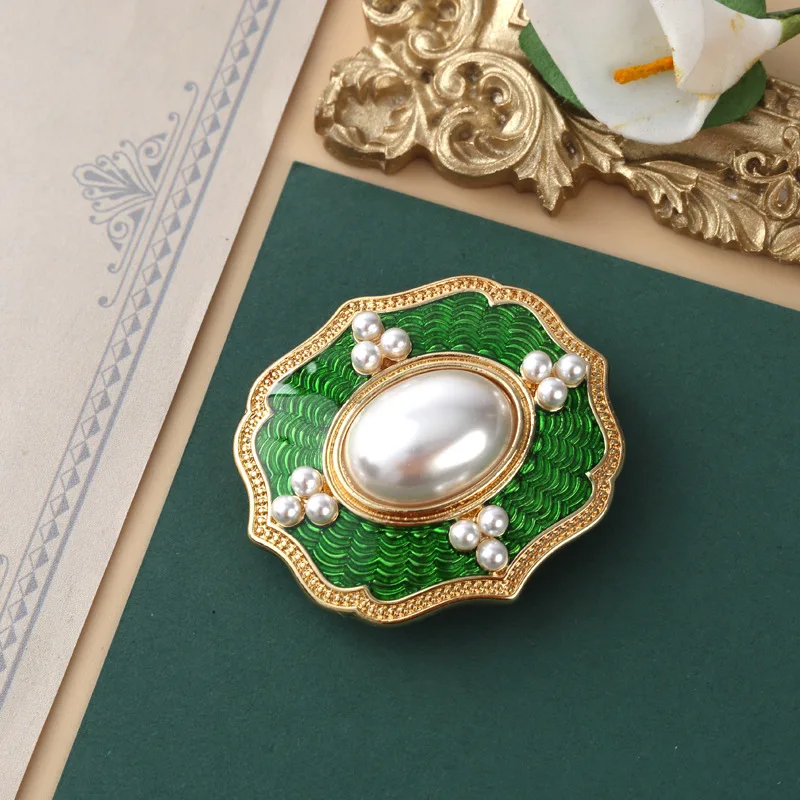 Fashion Women Pearl Crystal Baroque Brooches Cross Crown Vintage Badges Pins Trendy Lady Clothing Coat Banquet Brooch Pin