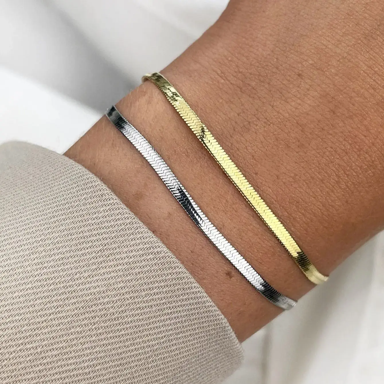 CARLIDANA Trendiges, stilvolles, hochwertig versilbertes Damen-Armband mit elegantem Kragen und flachem Schlangengliedern aus Edelstahl