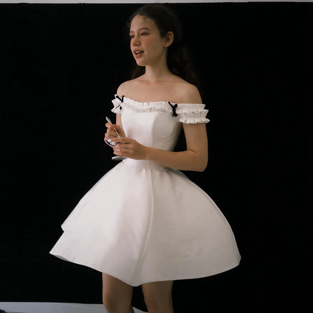 Sukienki mini na ramiączkach z satyny na imprezę, urocze kokardki, krótkie sukienki wizytowe z tafty na studniówkę, bardzo bufiaste falbany, satynowe sukienki urodzinowe.