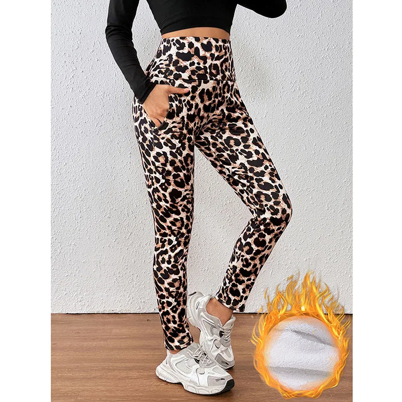 Mallas cálidas de lana de cordero para mujer, mallas con bolsillo con estampado de leopardo a la moda, pantalones de Yoga de terciopelo gruesos de cintura alta para invierno