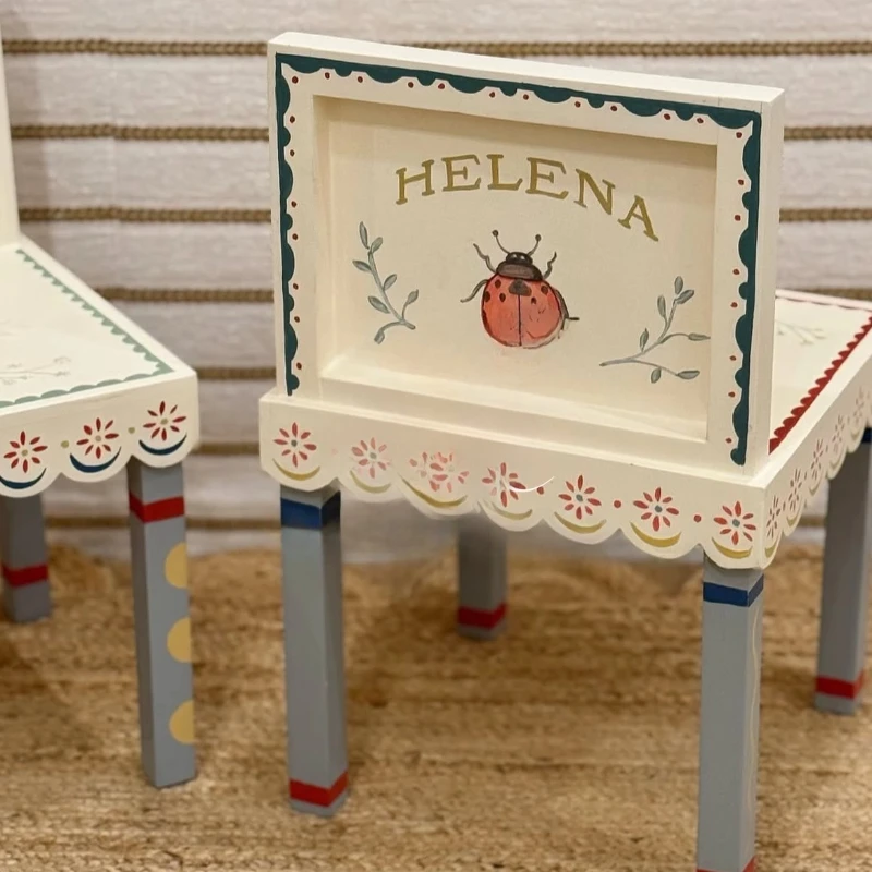 طاولة دراسة خاصة للأطفال من الخشب الصلب الفرنسي مرسومة يدويًا وأثاث طاولة الكتابة في الفصول الدراسية لرياض الأطفال