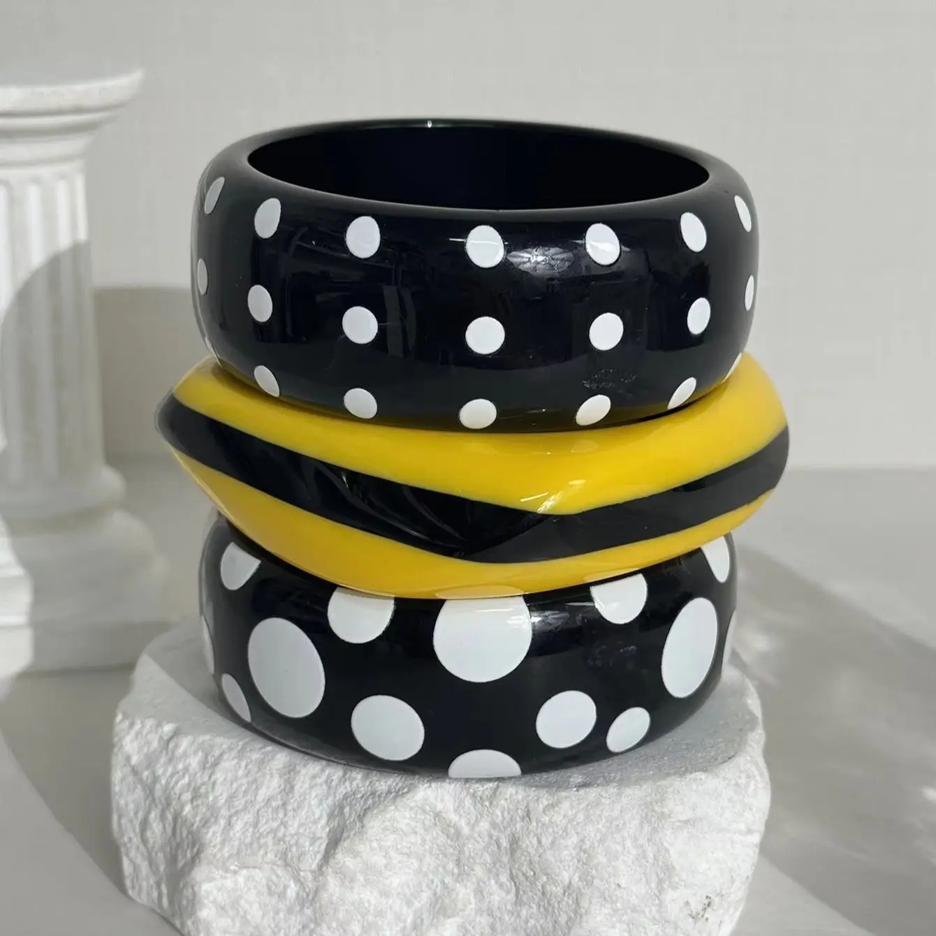 White Dot Fashion Gelb Schwarz Weiß Farbkontrast Stapelbares Unregelmäßiges Harz Damen Schmuck Armband HUANZHI 2026 NEU