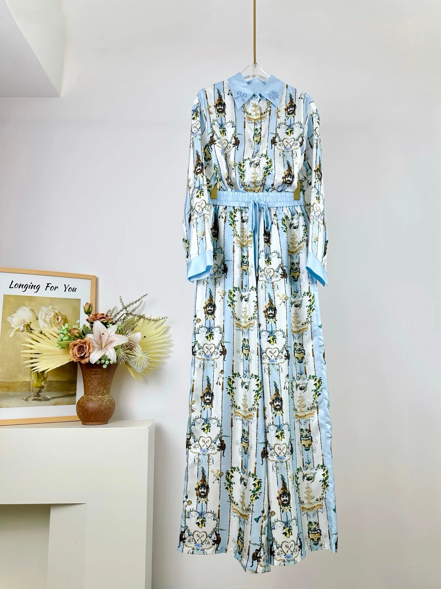 여성 레트로 프린트 블루 세트 크리스탈 비즈 장식 턴다운 칼라 긴팔 셔츠 + 엘라스틱 웨이스트 와이드 레그 팬츠 캐주얼 실크 수트