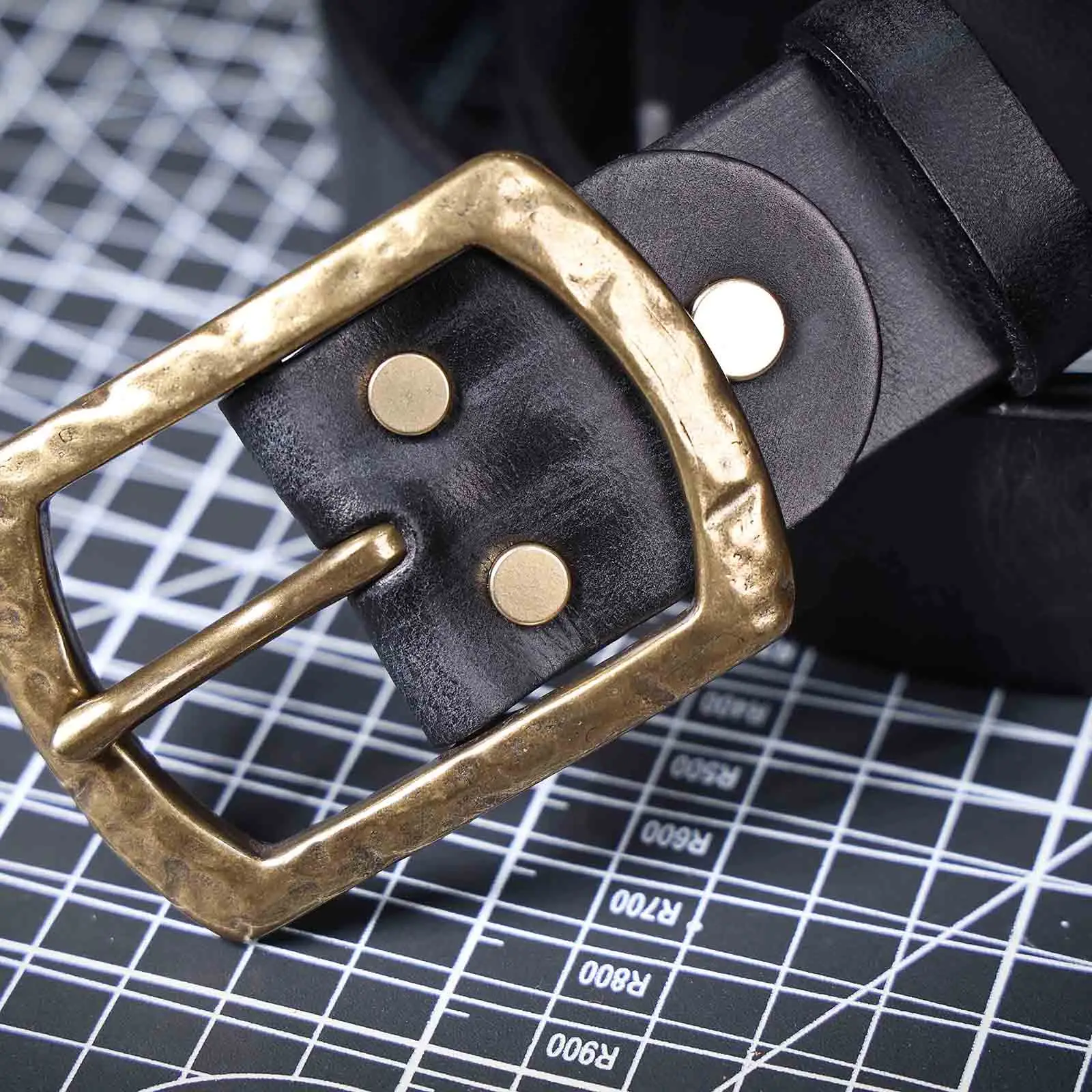 Echtleder-Herrengürtel mit massiver Messingschnalle, handgefertigter Casual-Gürtel mit Geschenkbox, verdicktes italienisches Leder – Detail 29