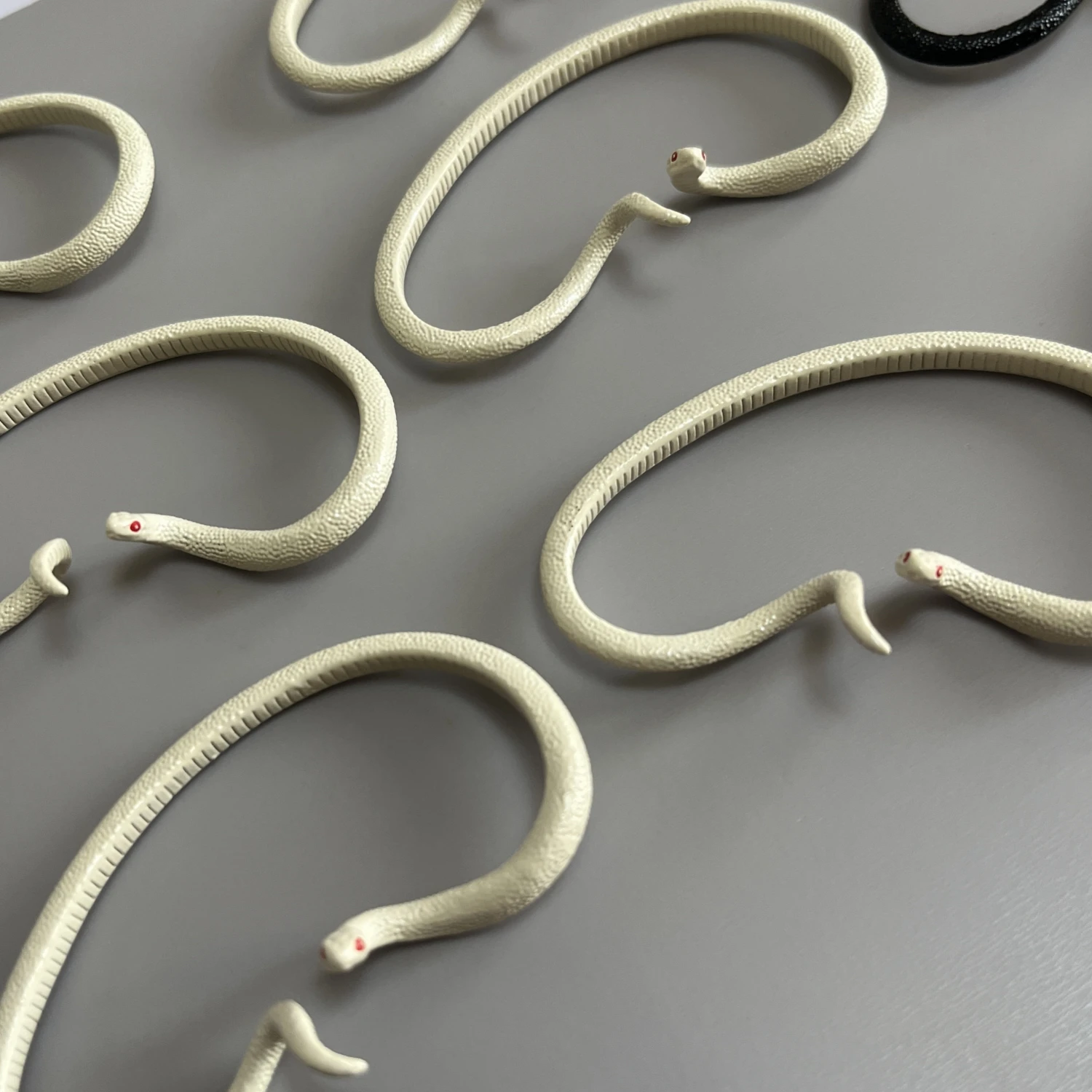 Vintage Medusa Black White Snake Ear Clip Ear Loop For Women girls Men Hip Hop Charm Ear Bones Clip Fashion Earring Jewelry Gift