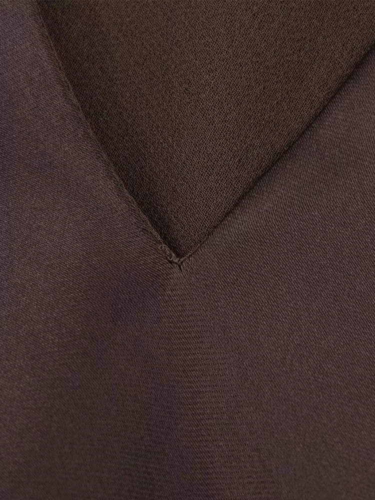 유럽 스타일의 새로운 여성 패션 드레스, 다재다능하고 우아한 심플한 단색 V넥과 새틴 질감.