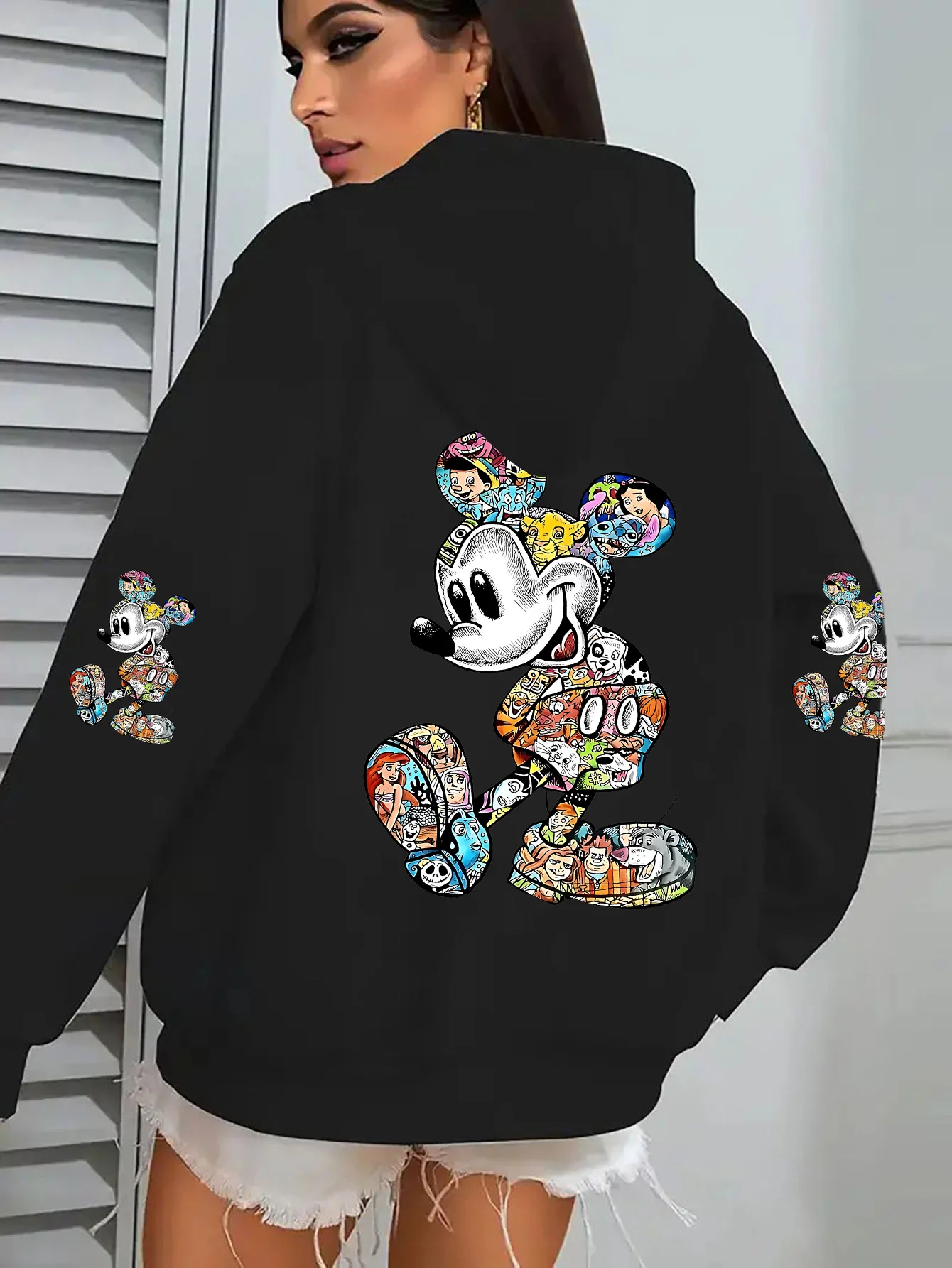 Unisex Disney katoenfleece hoodie zwarte kleur grote achterkant Mickey silhouet collage met meerdere klassieke karakters ontwerp