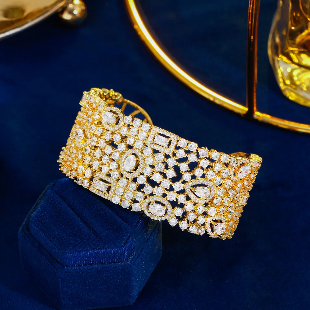 CWWZircons Luxuriöse Statement-Armreifen mit Kubikzirkonia-Besatz, breite, große Braut-Hochzeits-Manschettenarmbänder für Frauen, Dubai Goldfarbe BG067 – Detail 7