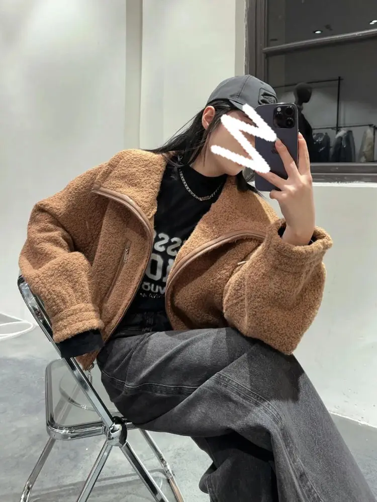 Płaszcz zimowy damski z bardzo grubego, dużego kołnierza, krótki, zapinany na zamek, z wełny jagnięcej, ocieplany bawełną, gruby i ciepły, model 2025.