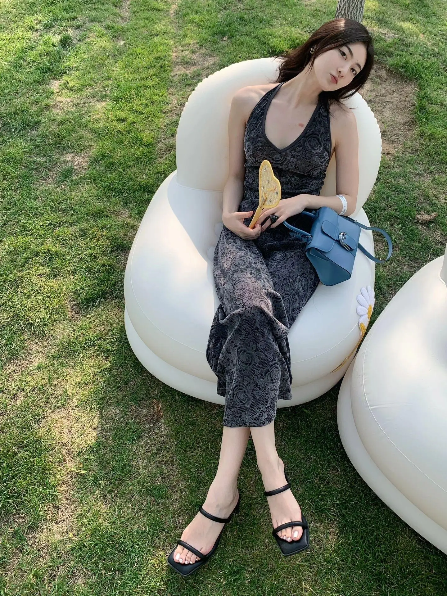 بدلة قفز مخملية مرنة بطبقة مزدوجة منقوشة باللون الوردي العميق ومجموعة تنورة F للسيدات لربيع 2024