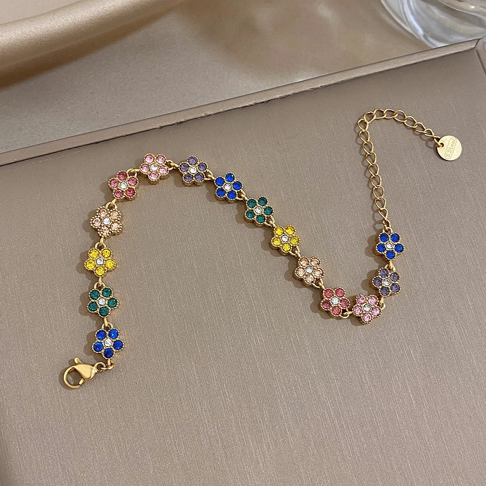 Modisches, vergoldetes, mehrfarbiges Edelstahl-Kleeblatt-Armband mit glänzendem Strass-Blumenanhänger, Gliederarmband, Schmuck für Damen – Detail 3