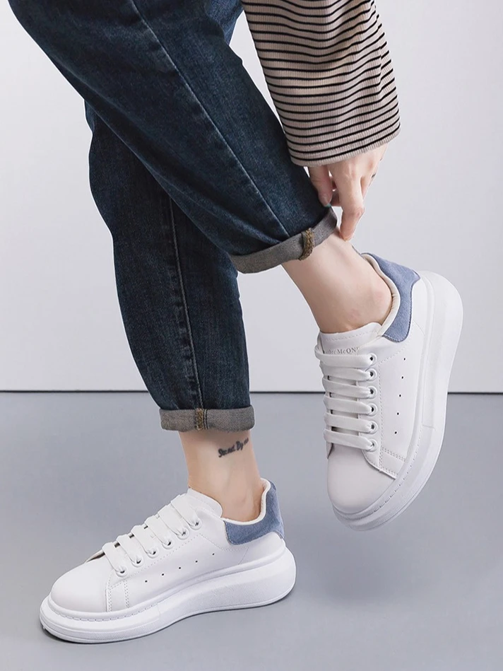 

Новые женские кроссовки в корейском стиле, белые кроссовки, повседневные и универсальные кеды, парные модели, туфли на толстой подошве.