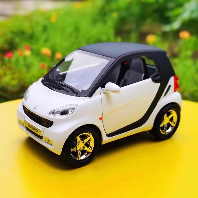 1:32 Smart Mini modello di auto in lega e semaforo con suono e luce tirare indietro carino decorazione giocattolo per auto per ragazzi e ragazze