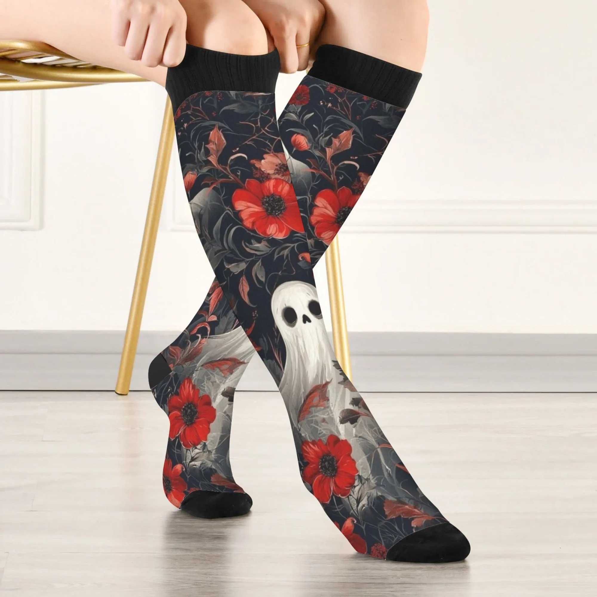 Das Thema Geister und rote Blumensocken Harajuku-Stil Unisex lässige Kompressionssocken bequeme warme süße Modestrümpfe